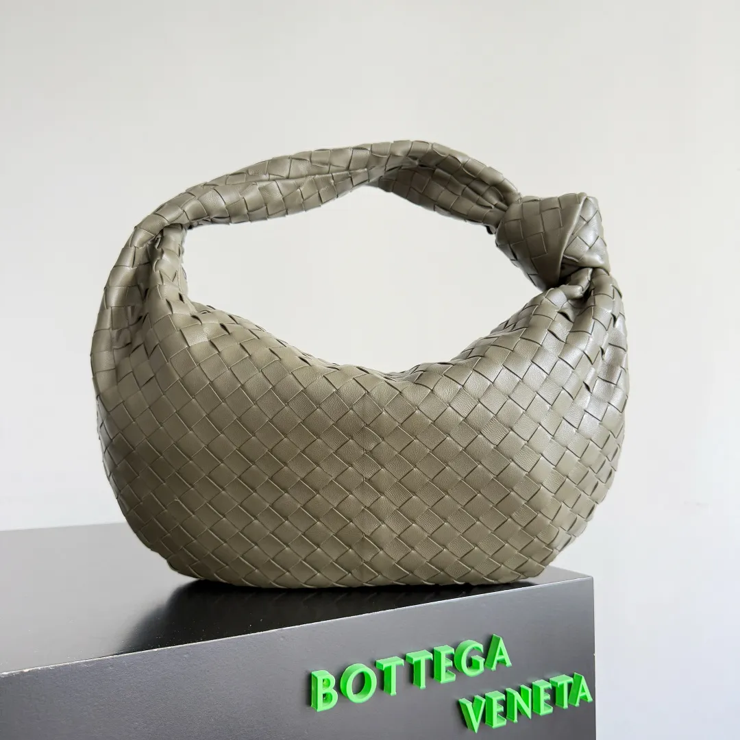 Batch 1860 #BV 𝗝𝗢𝗗𝗜𝗘# Street style’s new favorite fashionable large size 𝙟𝙤𝙙𝙞𝙚 It’s coming, it’s coming, it’s really coming! I have always thought that knitted BV is old-fashioned, until I met it - 𝙟𝙤𝙙𝙞𝙚, I realized that the original classic knitting elements and the new knot element design can be so fashionable! I have to admire Daniel Lee’s design talent! Large capacity to meet daily needs! Fashionable and versatile, it’s perfect for concave shapes, take it out to hit the streets! Size: 48*40*16 Style No. #600261